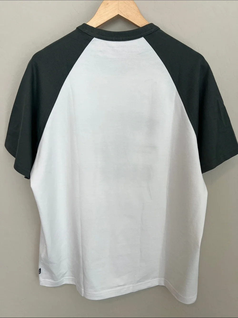 Psycho Bunny Men’s White London Raglan Graphic Tee - Picture 3 of 8
